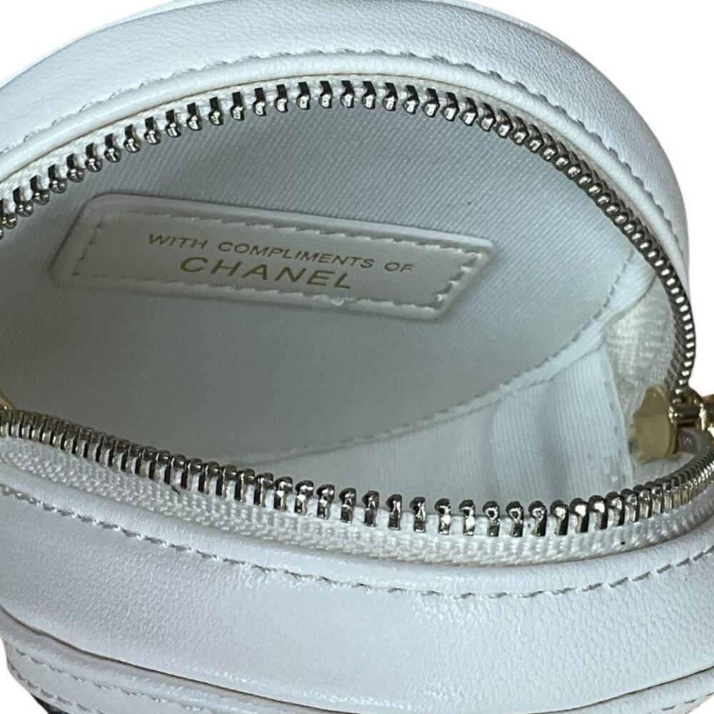 Chanel Makeup Tweed Quilted Round Filigree Pouch With Chain in white and black - Picture 4 of 5